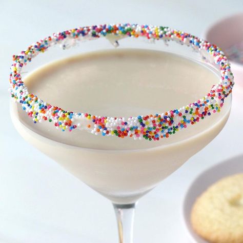 Sugar Cookie Martini Sugar Cookie Martini Recipe, Sugar Cookie Martini, Cookie Martini, Christmas Brunch Menu, Christmas Cocktails Easy, Italian Liqueur, Mini Candy Canes, Cookies Theme, Cookie Decorating Party