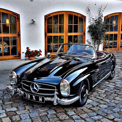 830 Me gusta, 6 comentarios - Mercedes-Benz Maybach Fans (@mbmaybachfans) en Instagram: "No doubt: The most beautiful classic car in the history automobile industry.…" 300sl Roadster, Mercedes Classic, Black Mercedes, Old Mercedes, Mercedes 300sl, مرسيدس بنز, Old Vintage Cars, Mercedes Benz 300, Classic Mercedes