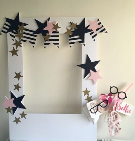 Las más creativas ideas para photocall - Todo Bonito Decorating A Photo Frame, Class Party Decoration Ideas Aesthetic, Selfie Point Ideas For School Farewell, Diy Photo Frames For Parties, Selfie Frames Ideas School, Selfie Corner Ideas Photo Booths, Photo Frame Prop Diy, Selfie Frames Ideas, Photo Booth Frame Ideas