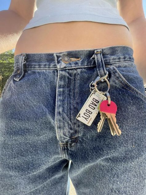 Cool Keychains, Carabiner Keychain, Ny Style, Keychain Clip, Jean Accessories, Cute Keychain, Fitness Inspo, Outfit Inspirationen, Pretty Outfits