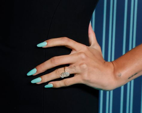 Hailey Bieber Wears Blue Nails at Tiffany & Co. Celebration Tom Bachik, Tiffany Blue Nails, Tiffany Nails, Cherry Nail Art, Chrome Manicure, Engagement Nails, Neon Green Nails, Velvet Nails, Baby Blue Nails