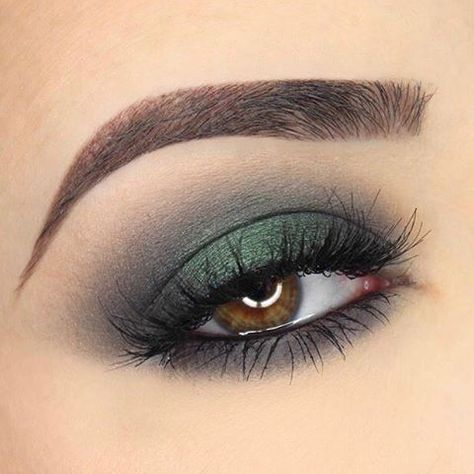 That grey-to-green blend though! @paulina_alaiev using our Smoky #CoverShotPalette. #regram Masquerade Makeup, Green Eye Makeup, Green Eyeshadow Look, Nails Grey, Ideas For Nails, Smashbox Cosmetics, Pretty Eye Makeup, Prom Eye Makeup, Eye Makeup Styles