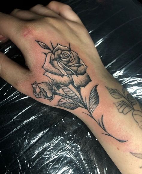 Flower On Hand Tattoo Men, Rose Hand Tattoo Design, Pretty Hand Tattoos Unique, Hand Rose Tattoo, Rose Stem Tattoo, Hand Tattoo Cover Up, Girly Hand Tattoos, Rose Tattoo With Name, Tattoo Main