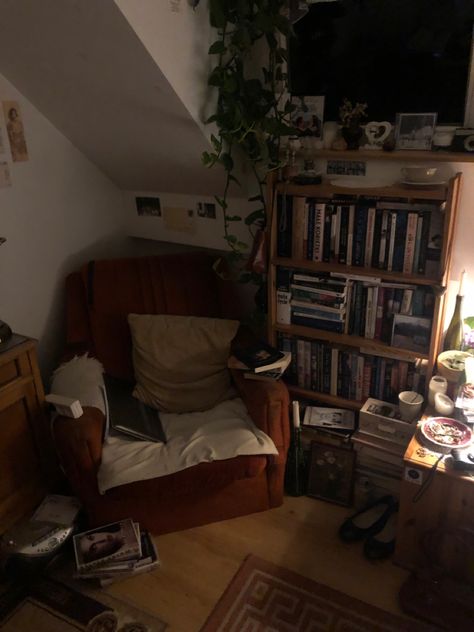 Small Room Dark Academia, Academia Dorm Aesthetic, Vintage Academia Bedroom, Dark Earthy Room Aesthetic, Comfy Reading Room, Minimalist Grunge Bedroom, Old Apartment Aesthetic, Downtown Apartment Decor, Earth Tone Room