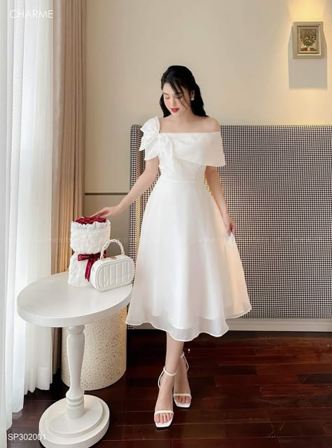 Evening Party Dress Classy Knee Length, Simple White Dress For Graduation, Trend Dresses 2024, White Dress For Confirmation, Simple Dress For Graduation Party, Wedding Dress For Teenage Girl, White Gowns Elegant Classy, Civil Wedding Dress Civil Wedding Dress Classy, Ulzzang Dress Formal