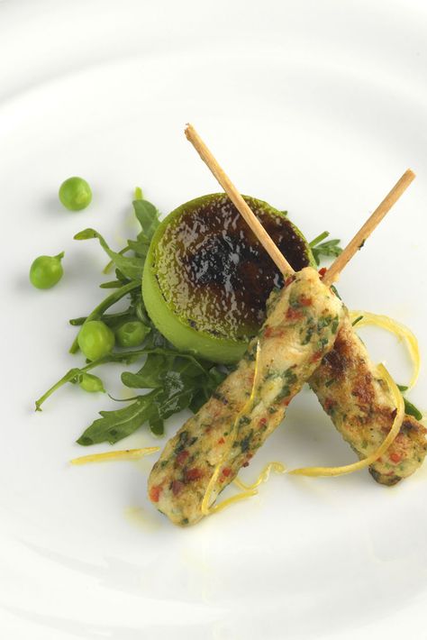 This fantastic prawn kebab recipe also features a beautiful fresh pea brûlée. The brûlée is delightful with the prawn kebabs, and gives a great taste of summer Prawn Kebab, Kebab Recipe, Great British Chefs, Prawn Recipes, Bistro Food, Fine Dining Recipes, Kebab Recipes, Scallop Recipes, Starters Recipes