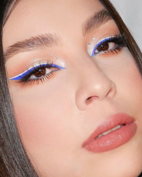 White And Blue Eyeliner, Blue And White Eye Makeup, Colourful Eyeliner Looks, Blue And White Eyeliner, White And Blue Makeup, Blue Graphic Eyeliner, Blue And White Makeup, Blue Graphic Liner, Blue Eyeliner Looks