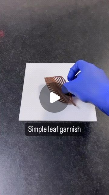 5,899 likes, 11 comments - trendypastry le  September 11, 2023: "🇫🇷 La réalisation d'une feuille en chocolat avec @chef_ayan_biswas . 🇬🇧 Making a cho..." Chocolate Leaf, Old School Art, Simple Leaf, Top Chef, Comb, Pastry, Chef, Instagram