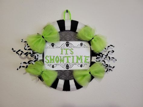 Beetlejuice Decorations Diy Crafts, Beetlejuice Crafts, Beetlejuice Decorations Diy, Beetlejuice Wreath, Beetlejuice Christmas, Beetlejuice Diy, Beatle Juice, Raffle Ideas, Beetlejuice Halloween