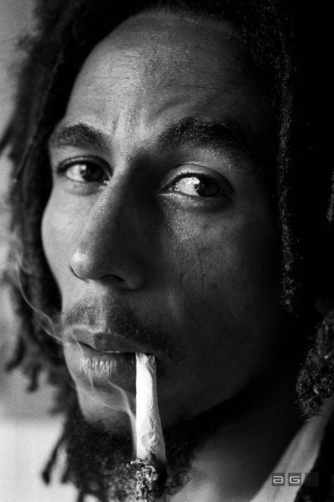 Bob Marley at home in Kingston Jamaica, 1976 Bob Marley Tattoo, Image Bob Marley, Bob Marley Legend, Bob Marley Pictures, Bob Marley Art, Robert Nesta, Nesta Marley, Kingston Jamaica, Phone Wallpaper For Men