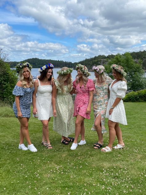 Midsommar Party Outfit, Mid Summer Party, Midsommar Outfit, Garden Party Outfits, Fifteen Birthday, Midsummer Party, Swedish Girl, Fifteenth Birthday, Garden Party Outfit