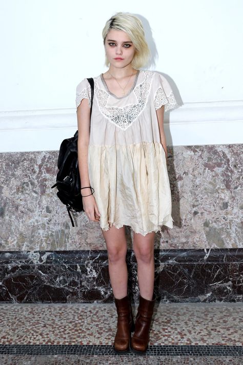 90s Fashion: Sky Ferreira's indie sleaze street style in iconic outfits - i-D Tumblr Grunge Outfits, Sky Ferreira Style, American Apparel Tennis Skirt, Outfits 2014, Sky Ferreira, Look Festival, Blogger Street Style, Estilo Grunge, Indie Sleaze