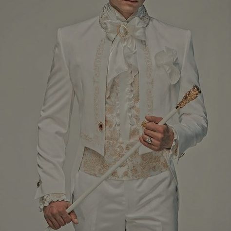 Tuxedo White, Terno Slim Fit, Wedding Suit Styles, Ruffled Shirt, Wedding Tuxedo, Suits Prom, Groom Tuxedo, White Tuxedo, White Suit