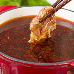 Chinese hotpot (Chinese fondue) - recept - okoko recepten Asian Hot Pot Recipe, Chinese Fondue, Chinese Hotpot, Hot Pot Recipe, Gourmet Grilling, Giant Pandas, Hot Spicy, Soup Pot, Chengdu