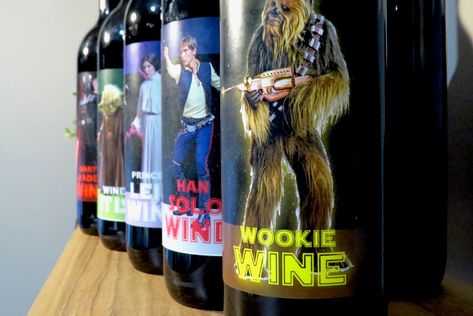 Star Wars Table Numbers, Wedding Favors Star Wars, Star Wars Wine Bottle, Star Wars Bottle Labels, Star Wars Guest Book, Star Wars Wine Glass, Game Of Thrones Wine, Star Wars Party Decorations, Beer Bottle Labels