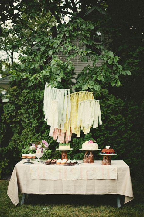 Layered Table Cloth Ideas, Streamer Installation, Candy Bar Decoracion, Ribbon Backdrop, Ribbon Decor, Pastel Garden, Diy Dessert, Table Backdrop, Streamer Backdrop