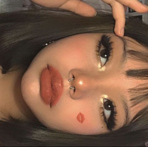 Glossy Under Eye, False Lash Makeup Looks, Y2k Makeup Looks Simple, Uwu Girl Makeup, Egirl Makeup Tutorials, Makeup Looks Pictures, Different Makeup Aesthetics, Valentines Day Makeup Simple, Y2k Make Up