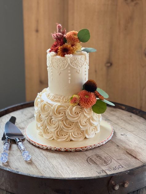 Fancy Fall Cakes, Wedding Cake Fall, Showcase Ideas, Orange Wedding Cake, Cake Rustic, Quince Cake, Colors Wedding, Desert Colors, Themed Wedding Cakes