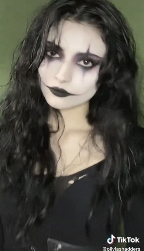 The Crow Halloween Makeup, The Crow Woman Costume, Halloween Stage Makeup, The Crow Inspired Makeup, Eric Draven Makeup, The Crow Halloween Costume Women, The Crow Face Paint, Halloween Alt Makeup, Gothic Halloween Costumes Women