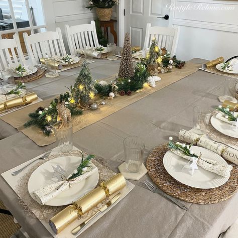 Christmas White And Gold Table Setting, Gold Xmas Table, Gold And White Christmas Table Setting, White And Gold Christmas Decor Table, Christmas Table Green And Gold, Gold Placemats Table Setting, Christmas Day Table Setting, Green And White Tablescape, Gold And Green Christmas Table