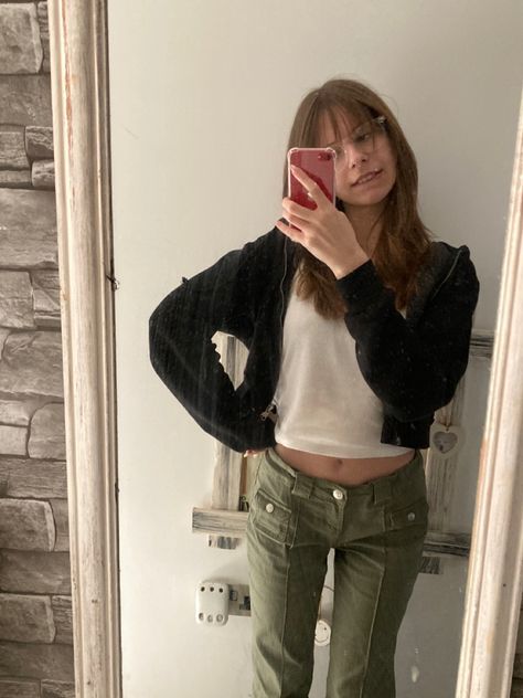 Green Flare Jeans Outfit, Green Flared Pants Outfit, Green Flared Pants, Low Waisted Jeans Outfit, Flared Jeans Outfit, Jeans Outfit Inspiration, Brandy Melville Cropped Hoodie, Green Jeans Outfit, Fringe Hairstyle