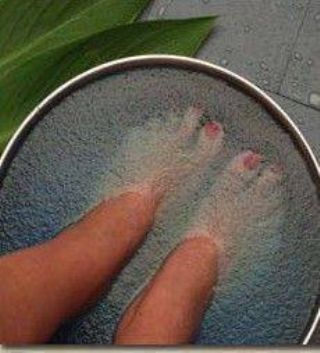 Home Foot Soak, Pedicure Soak, Listerine Foot Soak, Foot Soak Recipe, Summer Pedicure, Diy Pedicure, Pedicure At Home, Foot Soak, Cracked Heels