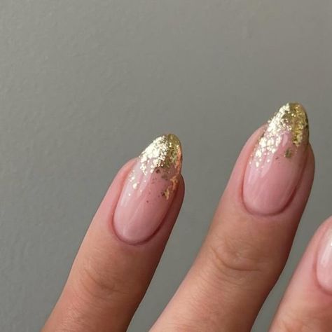 Chrome Nails With Gold Flakes, Simple Gold Flake Nails, Gold Tip Nail Designs, Metallic Flake Nails, Simple Gold Nail Art, French Nails With Gold Flakes, Gold Flake French Tip Nails, French Tip Nails With Gold Flakes, French Tip With Gold Flakes