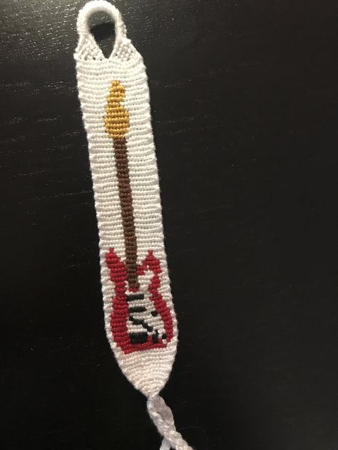 Alpha pattern #8287 | BraceletBook Guitar Friendship Bracelet Pattern, Guitar Alpha Pattern, Alpha Patterns Music, Electric Guitar Fender, Alpha Bracelets, Fender Guitars Stratocaster, Guitar Fender, Daisy Dog, Embroidery Bracelets