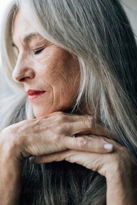 Older Woman Portrait, Mom Photo, Beautiful Gray Hair, Portrait Photography Women, Long Gray Hair, Wise Women, Ageless Beauty, Best Foundation, Aging Beautifully