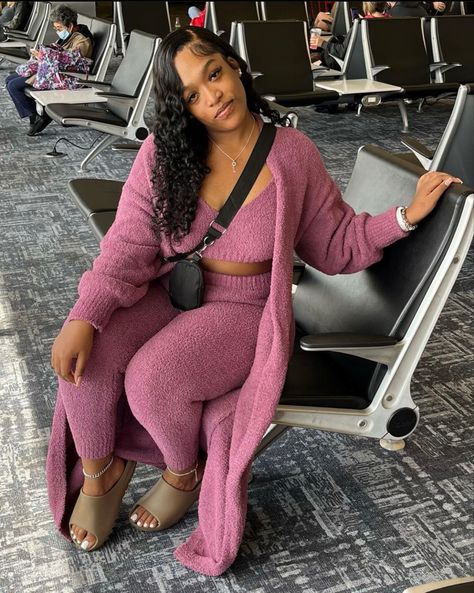 Comfy Airport Outfit Aesthetic, Lounge Wear Black Women, Lounge Outfits Black Women, Midsize Fits, Cute Airport Outfit, Comfy Airport Outfit, Running Errands Outfit, Flight Outfit, Airplane Outfits