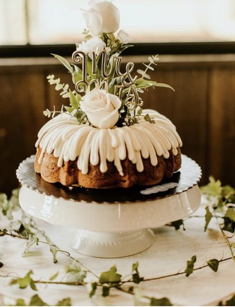 Bundt Cake Wedding Topper, Bundt Cake Centerpieces Wedding, Nothing Bundt Cakes Decoration, Wedding Cake For Each Table Centerpieces, Wedding Bunt Cakes, Nothing Bundt Wedding Cake, Bundt Cake Wedding Display, Cake Centerpiece Wedding, Decorated Bundt Cakes