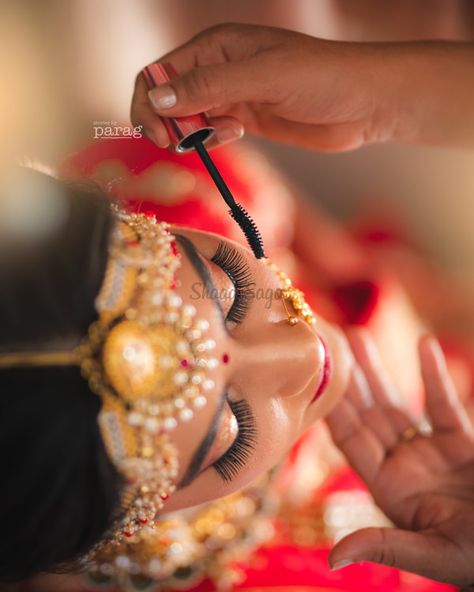 Wedding Makeup Photoshoot, Grooms Photoshoot, Photoshoot With Dress, Getting Ready Photoshoot, Bridal Makeup Pictures, Bride Groom Photoshoot, Bridal Pose, Indian Bride Poses, Indian Bride Photography Poses