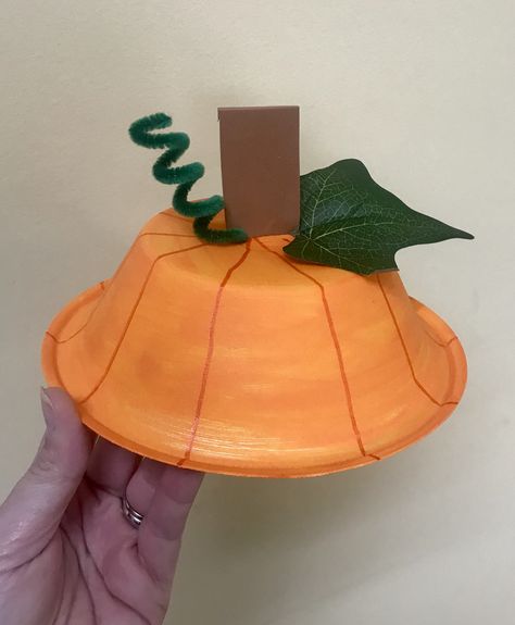 Pumpkin hat made from styrofoam bowls Pumpkin Hat Craft, Halloween Makeup For Kids, Sunshine Crafts, Preschool Crafts Fall, Diy Preschool, Art Activities For Toddlers, Kids Playroom Decor, Kids Costumes Boys, Pumpkin Projects