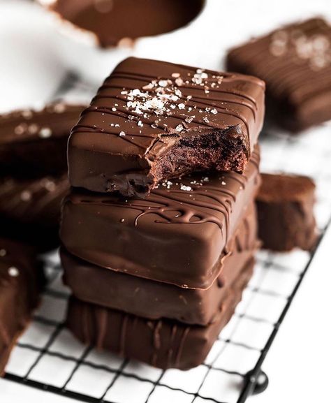 Brownies de Tâmaras Cobertos com Chocolate ( fitness) – Cursos de Doces Gourmet Sweet Potato Cake, Chocolate Oats, Chocolate Crunch, No Bake Brownies, Vegan Sweet Potato, Potato Cakes, God Jul, Healthy Kitchen, Chocolate Fudge