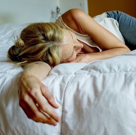 Woman lying down on bed Stomach Ache, Brain Waves, Bone Health, Health Conditions, Brain, Sleep, Human, Health, Bed