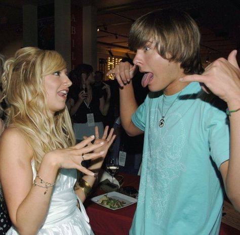 Zac And Vanessa, Boy Bsf, High School Musical Cast, Wildcats High School Musical, High School Musical 2, High School Musical 3, Old Disney Channel, Nostalgic Pictures, Ashley Tisdale