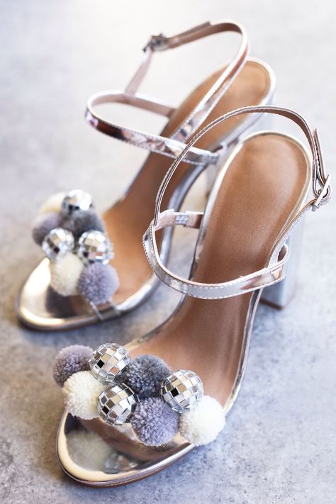 Diy Disco Ball, Look Disco, Disco Birthday Party, Shoe Makeover, Diy Shoe, Pom Pom Crafts, 15 Diy, Disco Balls, Disco Party