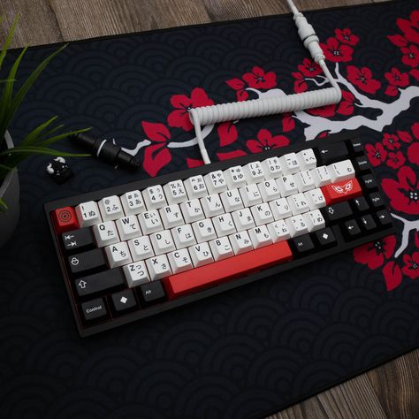 Custom Keyboard Ideas, One Piece Keyboard, Mousepad Design Ideas, Dream Company, Custom Keyboards, Keyboard Custom, Diy Mechanical Keyboard, Custom Keyboard, Computer Set