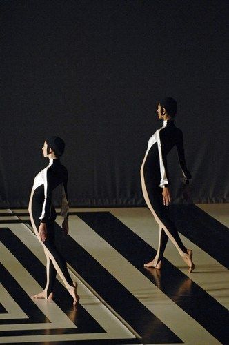 10 ballets à la frontière de la danse et des arts plastiques | Magazine Artsper Ballet Design, Dance Culture, Dancers Body, Figure Design, Dance Project, Dance Movement, Partner Dance, Royal Ballet, Dance Photos