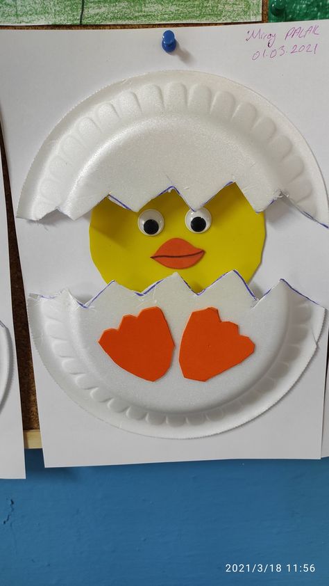 Easter Classroom Decorations, Dr Seuss Preschool Activities, Body Parts Preschool Activities, Easter Chick Craft, Spring Toddler Crafts, Easter Classroom, School Kids Activities, Chicken Crafts, Farm Activities