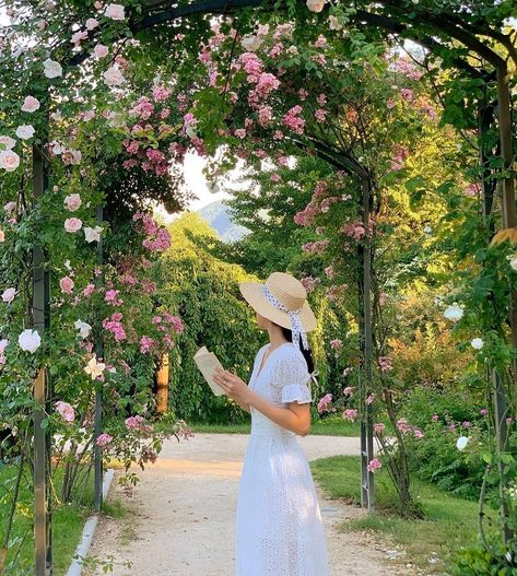 Kristin Core, Modest Feminine Outfits, Traditional Wife, Floral Picnic, Garden Scenery, Traditional Femininity, Soft Feminine Outfits, Feminine Outfits, Cottagecore Fashion