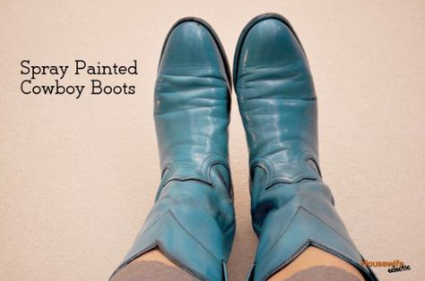 Spray Painted Cowboy Boots - Who would have thought that spray painting boots was a good idea?  I wish I had because these are amazingly cute and hip!  I know what I am going shopping for on my next Thrift Store Adventure. Spray Paint Boots, Painted Cowboy Boots, Spray Paint Shoes, Boots Diy, Diy Spray Paint, Old Boots, Painted Shoes, Top Ten, Cowgirl Boots