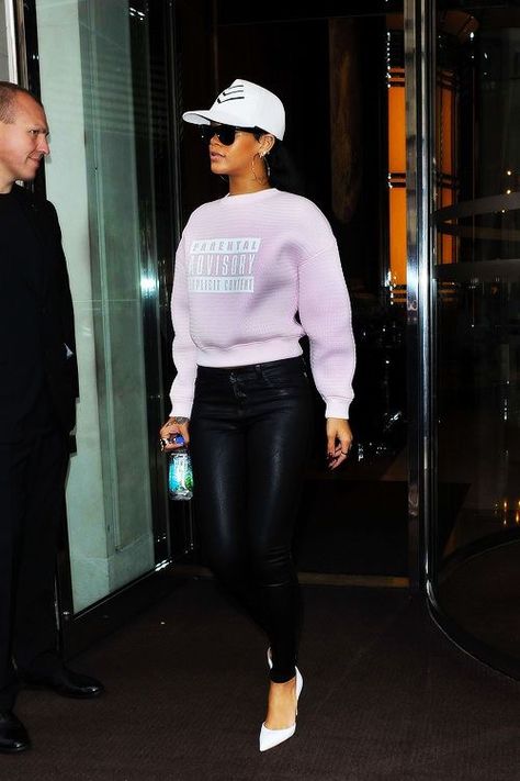 Riri❤️ Rhianna Style, Trill Fashion, Rihanna Street Style, Looks Rihanna, Baseball Cap Outfit, Mode Rihanna, Rihanna Outfits, Rihanna Looks, Cap Outfit