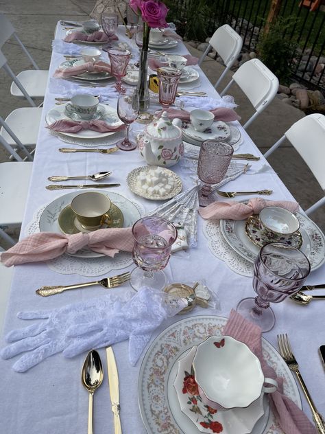 Tea Party Victorian, Mismatched Tea Party Table Setting, Farmhouse Tea Party Table Settings, Tea Party Table Settings Classy, Vintage Tea Party Bridal Shower Ideas Decor Table Settings, Yea Party Table Setting, Mix Match Tea Party Table Settings, Thrifted Bridal Shower Decor, Tea Party Napkins