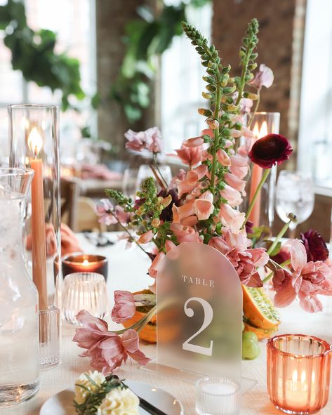 Hit save if you want wedding florals to impress 🌷and meet the next vendor in our vendor series: 💐 Florist & Hound Design @floristhounddesign It’s easy to understand why so many of our couples fall in love with Klaudia and her team’s work. A master of color, texture and scale - F&H is able to create captivating (and sustainable) designs that are both bold and dramatic, yet refined and organic. If you have a vision and you’re looking for florals with personanility and artistry, look no furth... Bouquet Colorful, Cascading Bouquet, F H, Cascade Bouquet, Wedding Vendor, Colorful Wedding, Wedding Florals, Wedding Floral, Chicago Wedding