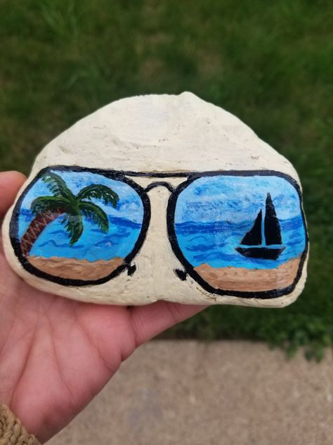 Sunglasses with a view of sea scene rock. Painted Sunglasses, Beach Scene Painting, Shell Ideas, Stone Ideas, Rocks Painted, Seashell Painting, Rock Ideas, Ocean Theme, Mandala Stones