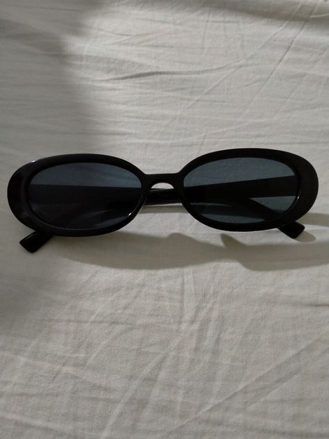 Black aesthetic sunglasses Oval Sunglasses Aesthetic, Black Sunglasses Aesthetic, Sunglass Photoshoot, Black Oval Sunglasses, Aesthetic Sunglasses, Sunglasses Aesthetic, Elegant Sunglasses, Glasses Inspiration, Nyc Fits