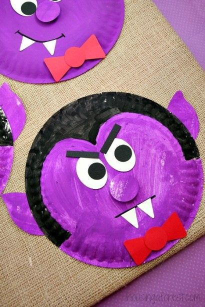 paper plate dracula craft Moldes Halloween, Dekorasi Halloween, Bricolage Halloween, October Crafts, Chat Halloween, Halloween Fest, Halloween Arts And Crafts, Halloween Preschool, Adornos Halloween