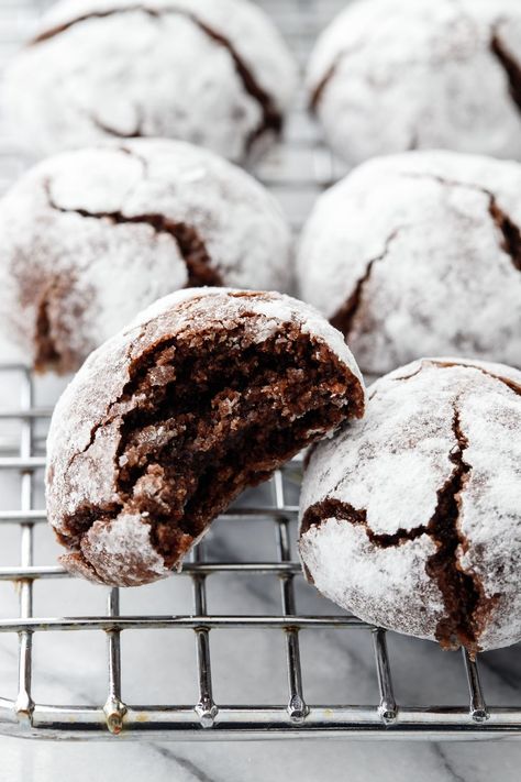 I know you want a bite of these Chocolate Amaretti Cookie Recipe - they're rich, chewy and oh so chocolatey! Amaretti Cookie Recipe, Boozy Baking, Brownie Vegan, Amaretti Cookies, Chocolate Crinkle, Resep Smoothie, Italian Cookie Recipes, Raspberry Cookies, Dessert Healthy