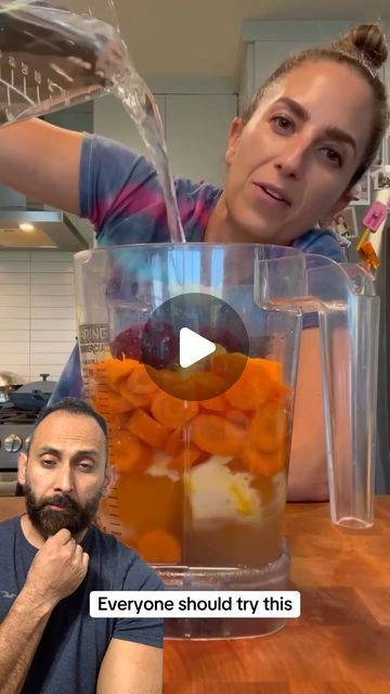 Food for your thoughts on Instagram: "Gotta do a crack of black pepper to make the tumeric readily absorbable
🎥: @bakedbymelissa
.
.
#food #hack #satisfying #lifehack #asmr" Juicing For Sickness, Mucusless Diet Food List, Constipation Juice Recipe, Juice Prepping For A Week, Sick Drink, Clean Drinks, Juice Shots, Cleaning Eating, Smoothie Recipies